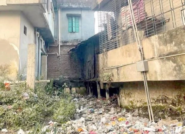 খালের এক কিলোমিটারে ১১টি বহুতল ভবন, নেই প্রতিকার